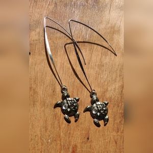 Flying Dangling Turtle Earrings NWOT